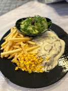 El Greco - Hänchen Filet mit Rahmsoße und Pommes dazu Mais und Salat