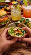 Enchilada Minden - Enchilada Burrito aufgeschnitten in Hand