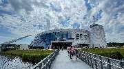Besucherbrücke zum Eingang ENERGIE ERLEBNIS ZENTRUM - interaktiv spielen und experimentieren im Nordsee Urlaub. 