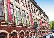 engelberg werbeland gmbh - Werbefahnen — Auslegerfahnen am Gebäude. Produziert von engelberg werbeland GmbH, Pforzheim