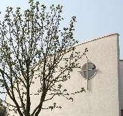 Erlöserkirche Wiesbaden Sauerland - Evangelische  Erlösergemeinde Wiesbaden-Sauerland - Das Gemeindezentrum und der Kirchenbau sind von stark heterogenem Charakter: Das Gemeindezentrum ist vollverglast, der Kirchenbau, bis auf eine verdeckte schmale Fenst