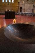 Evangelische Christuskirche - Evangelische Kirchengemeinde Mainz Innenstadt - Der Altar bildet das eindrucksvolle Zentrum der Christuskirche, um den sich die Gemeinde sammelt. Die Ordnung des Altars ist geometrisch und schlicht. Er setzt sich aus Quadrate