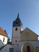 Evangelische Dreifaltigkeitskirche - Evangelische Kirchengemeinde Reinheim - Die Evangelische Dreifaltigkeitskirche ist eine spätbarocke Dorfkirche, licht im Innern mit guter Akustik und 440 Sitzplätzen. Der Altarraum wird geprägt von einem schwebenden Kr