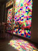 Evangelische Elisabeth Klinik - Sonnenstrahlen zaubern einzigartige Lichtreflexe durch das Mosaik-Fenster der Kapelle.