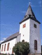 Evangelische Kirche Dillenburg-Donsbach - Evangelische Kirchengemeinde Donsbach - Hell strahlt das weißgekalkte Mauerwerk im Sonnenschein: Die Donsbacher Kirche im Dillenburger Stadtteil stammt von 1754.