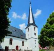 Evangelische Kirche Essenheim - Evangelische Kirchengemeinde Essenheim - Die Kirche wurde 1260 erstmalig urkundlich erwähnt. Seit 1775 besteht sie in ihrer jetzigen Form, mit dem besonderen gotischen Altarraum und einer Weigle-Orgel. Das denkmalgeschützte