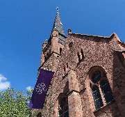 Evangelische Kirche Flörsheim am Main - Evangelische Kirchengemeinde Flörsheim - Evangelische Kirche Flörsheim am Main mit Fahne der Evangelischen Kirche von Hessen und Nassau