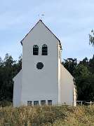 Evangelische Kirche Hainstadt - Evangelische Kirchengemeinde Neustadt im Odenwald - Die Kirche in Hainstadt wurde durch das Engagement der Hainstädter Bürger in den 50er Jahren gebaut und 1954 eingeweiht. Die Kirche ist auf einer Anhöhe und über einer Que