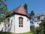 Evangelische Kirche Horrweiler - Evangelische Kirchengemeinde Horrweiler-Aspisheim - Die mittelalterliche Wehrkirche in Horrweiler wurde im 14. Jahrhundert errichtet und 1764 erweitert. Sie beherbergt eine Stumm-Orgel aus dem 18. Jahrhundert. Der Glockent