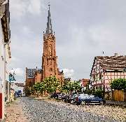 Evangelische Kirche Langstadt - Evangelische Kirchengemeinde Langstadt - Der älteste Nachweis über ein Gotteshaus in Langstadt stammt aus dem Jahre 1482: Erwähnt wird eine Kapelle, die in der Ortsmitte stand. 1523 wird die Kapelle erweitert, 1561 wird Lan
