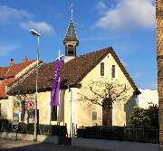 Evangelische Kirche Mainz-Laubenheim - Evangelische Kirchengemeinde Mainz-Laubenheim - 1894 wurde die kleine Kirche von Adolph Umber, einem Gutsbesitzer und Kirchenvorstandsmitglied, in der Größe eines Wohnhauses errichtet. Ein Jahr später wurde sie der E