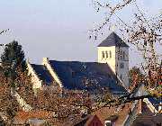 Evangelische Kirche Mainz-Weisenau - Evangelische Kirchengemeinde Mainz-Weisenau - Bis heute ein einladendes Gotteshaus für vielfältige Gottesdienste. Die Dominanz der Glasfenster im Chorraum und der neugotische Charakter der Kirche sind über die Jahre hi