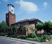 Evangelische Kirche Moers-Asberg - Evangelische Kirchengemeinde Moers-Asberg - Kirche der Ev. Kirchengemeinde Moers-Asberg. Im Innenraum findet sich das Moerser Bibelkreuz, gewebt aus Seide und zerschnittenen Bibeln in zehn verschiedenen Sprachen.