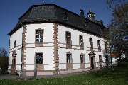 Evangelische Kirche Mücke/Ober-Ohmen - Evangelische Kirchengemeinde Ober-Ohmen - Der beeindruckende romanisch-frühgotische Chorturm aus dem 13. Jahrhundert der Evang. Kirche Mücke ist mit seiner Wuchtigkeit schon von weitem zu sehen. An den Turm schließt 