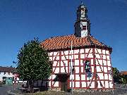 Evangelische Kirche Mücke-Ruppertenrod - Evangelische Kirchengemeinde Ruppertenrod - Die Fachwerkkirche in Mücke-Ruppertenrod wurde 1710 errichtet. Charakteristisch ist das rechteckige, hochaufragende Langhaus. Die Bernhardorgel stammt aus dem Jahr 1851. 