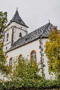 Evangelische Kirche Nieder-Bessingen - Evangelische Kirchengemeinde Nieder-Bessingen - Die Kirche stammt in ihren Ursprüngen aus dem Mittelalter. Der Kirchturm ist ein spätgotischer Wehrturm mit einem Kreuzgewölbe im hohen Erdgeschoss , drei äußerlich sic
