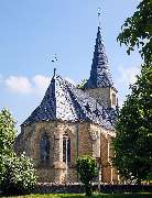 Evangelische Kirche Ober-Hilbersheim - Evangelische Kirchengemeinde Ober-Hilbersheim - Die im neugotischen Stil erbaute Kirche enthält in ihrem Kern einen romanischen Wehrturm aus dem 13. Jahrhundert. Sehenswert ist der sogenannte Dorfmittelpunkt. Das his