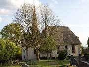 Evangelische Kirche Rendel -  Evangelische Gesamtkirchengemeinde Karben - Inmitten des Friedhofs – etwas abseits vom alten Dorfkern – liegt die erstmals 1192 erwähnte Rendeler Kirche
Alte Chroniken erwähnen, dass damals ein Priester an der Kapelle zu 