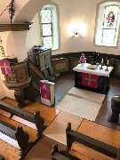 Evangelische Kirche Runkel-Schadeck - Evangelische Kirchengemeinde Schadeck - 1691 wurde in Schadeck, direkt neben der Schlossmauer, eine kleine Kirche aus Bruchstein erbaut. Die bis heute Gemeindekirche ist. Sehenswert ist der Altar aus schwarz, weiß geä