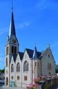 Evangelische Kirche Schwabsburg - Evangelische Kirchengemeinde Dexheim / Schwabsburg - Die Kirche, 1892 im neugotischen Stil erbaut, ist neben dem Schlossturm aus der Stauferzeit Wahrzeichen des Ortes. Ihr Turm und das Dach mit drei markanten Zwischengieb