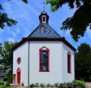 Evangelische Kirchengemeinde Uelversheim - Besonders sehenswert ist die Uelversheimer Kirche (1720) mit ihrem Grundriss eines gleichmäßigen Achtecks. Die Wege in der Kirche verbinden wie ein Kreuz beide Eingänge, Altar und Aufgang zur Empore. Dadurch sitz