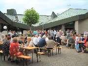 Evangelische Philippuskirche Kranichstein - Evangelische Philippus-Kirchengemeinde Kranichstein - Zwischen Häusern und einem See streckt sich ein Zeltdach zum Himmel. Unter diesem gemeinsamen Dach des Ökumenischen Gemeindezentrums Darmstadt-Kranichstein h