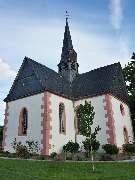 Evangelische St. Michaeliskirche Klein-Karben -  Evangelische Gesamtkirchengemeinde Karben - Das über 800 Jahre alte Gebäude ist denkmalgeschützt. Die Kirche liegt am Bonifatiusweg, am Gemeindehaus befindet sich ein Stempelkasten sowie ein Kasten mit Info