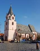Evangelische Stadtkirche Groß-Umstadt - Evangelische Kirchengemeinde Groß-Umstadt - Bedeutendes historisches Bauwerk. Nennung im Jahre 743 als St. Peters Basilika, die an der Stelle der heutigen Stadtkirche von Groß-Umstadt stand. Mit Ausnahme des älteren
