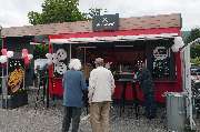 Extrawurst Rinteln - ... die ersten neugierigen Kunden, bestellen sich eine unserer leckeren Bratwürste - natürlich mit Pommes und Majo....