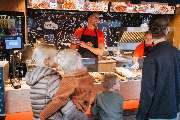 Extrawurst Rinteln - Ob groß oder klein – bei uns ist jeder Gast etwas ganz Besonderes.
Gerade die kleinen Besucher liegen uns besonders am Herzen – deshalb haben wir mit viel Liebe ein eigenes Kindermalbuch gestaltet, das für leuchtende Augen und bunte F