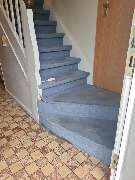 Farbkosmos-Kremer - Treppe Vorher mit Teppich