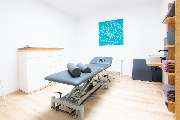 Feelgood-Therapie Praxis für Physiotherapie - Ein gemütlicher Therapieraum mit schlichten, funktionalen Möbeln und natürlichem Licht.