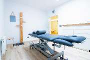 Feelgood-Therapie Praxis für Physiotherapie - Ein heller, freundlicher Behandlungsraum mit einer modernen Liege und minimalistischer Einrichtung.