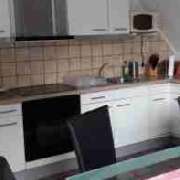Hier wartet eine voll eingerichtete Küche, Gr. Kühlschrank mit gefrierfach Herd mit Backofen,Mikrowelle Kaffeemaschine und Wasserkocher.