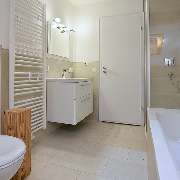 Badezimmer mit WC, Dusche, Badezimmer, Waschmaschine