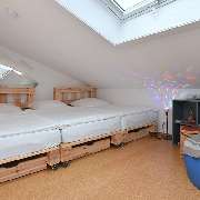 Kinderzimmer mit 3 Palettenbetten