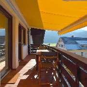 SW-Balkon mit Markise