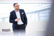 Foto und Filmproduktion Laila Tkotz - Foto und Filmproduktion Laila Tkotz Businesspräsentation mit Fokus auf Redner vor Publikum