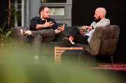 Foto und Filmproduktion Laila Tkotz - Foto und Filmproduktion Laila Tkotz Fachgespräch im Dialog auf modernem Sofa bei einer Veranstaltung