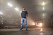 Foto und Filmproduktion Laila Tkotz - Foto und Filmproduktion Laila Tkotz Porträtaufnahme in Industriehalle mit klassischen Fahrzeugen und Scheinwerfern