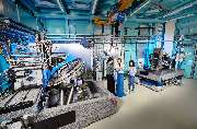 Foto und Filmproduktion Laila Tkotz - Foto und Filmproduktion Laila Tkotz Überblick über Hightech-Labor mit Ingenieuren und Messgeräten