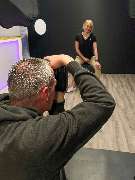 Fotogebell Hundefotografie - Carsten Pöhler - Fotogebell Hundefotografie - Carsten Pöhler Studioaufnahme mit weiblichem Model, professionelle Business- und Portraitfotografie Münster mit moderner Lichtgestaltung.