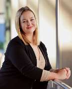 Fotograf Malik Özipek - Business-Mitarbeiterin am Arbeitsplatz