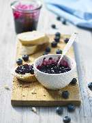 Fotografie Viktor Wedel - Fotografie Viktor Wedel Frühstücksszene mit Blaubeermarmelade, Baguette und frischen Blaubeeren