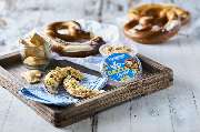 Fotografie Viktor Wedel - Fotografie Viktor Wedel Pflanzlicher Aufstrich serviert mit Laugenbrezel und Snackgebäck auf Holzbrett