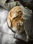 Fotografie Viktor Wedel - Fotografie Viktor Wedel Rustikales Roggenbrot mit knuspriger Kruste und Mehlstaub dekorativ angerichtet
