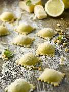 Fotografie Viktor Wedel - Fotografie Viktor Wedel Selbstgemachte Ravioli mit Käse, Pinienkernen und Zitrone auf bemehlter Arbeitsfläche