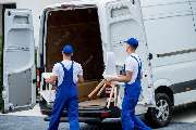 Fracht Umzug Transport - zwei-mitarbeiter-einer-umzugsfirma-laden-kisten-und-moebel-in-einen-kleinbus_179755-17553.jpg