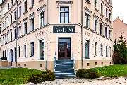 Friseur HAARSCHARF natürlich & schön Chemnitz Spezialisten für Extensions und Farbtechniken, Brautstyling - Das Bild zeigt die Außenansicht eines stilvollen Friseursalons namens 