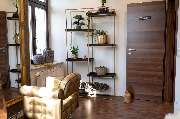 Friseur HAARSCHARF natürlich & schön Chemnitz Spezialisten für Extensions und Farbtechniken, Brautstyling - Das Bild zeigt eine stilvolle und modern eingerichtete Ecke eines Friseursalons mit einem luxuriösen Ambiente.